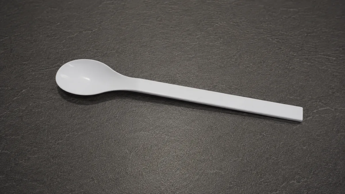 Weißer Löffel aus Biokunststoff mit langem, geradem Stiel