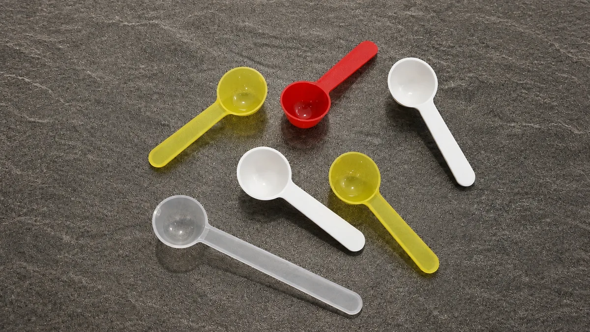2,5-ml-Messlöffel in Gelb, Rot, Weiß und transparent